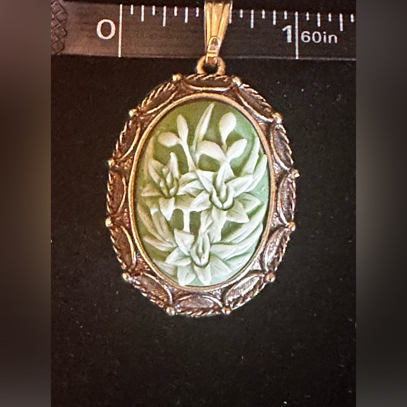 Vintage Vanda U.S.A. Carved Celluloid Perfume / Fragrance Locket Pendant - Picture 7 of 8